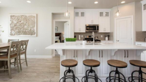 Sky Haven- Beautiful 4 Bedroom Pool and Hot tub